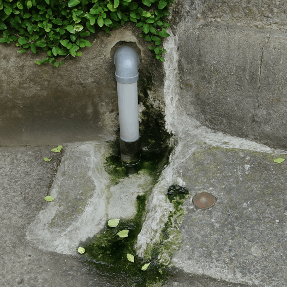 排水がうまくいかず、雨の日に 敷地がぬかるんでしまう…