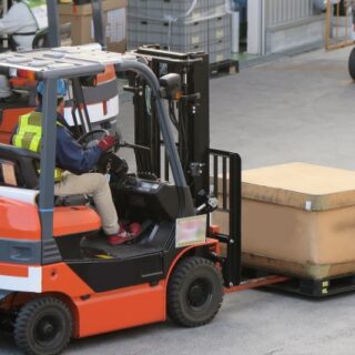 工場倉庫の床補修工事｜ひび割れ・欠け・段差はどこまで放置していい？